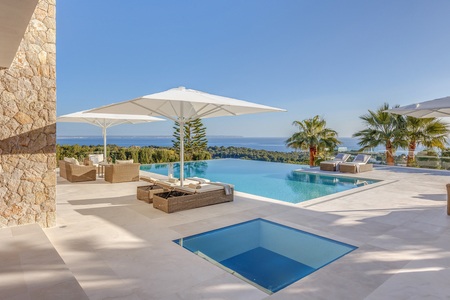 Exclusive villa with magnificent sea views in sought after Bendinat